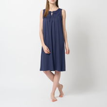 優雅夏日 無袖蕾絲連身裙的穿搭藝術